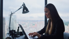 Frau starrt auf Laptop